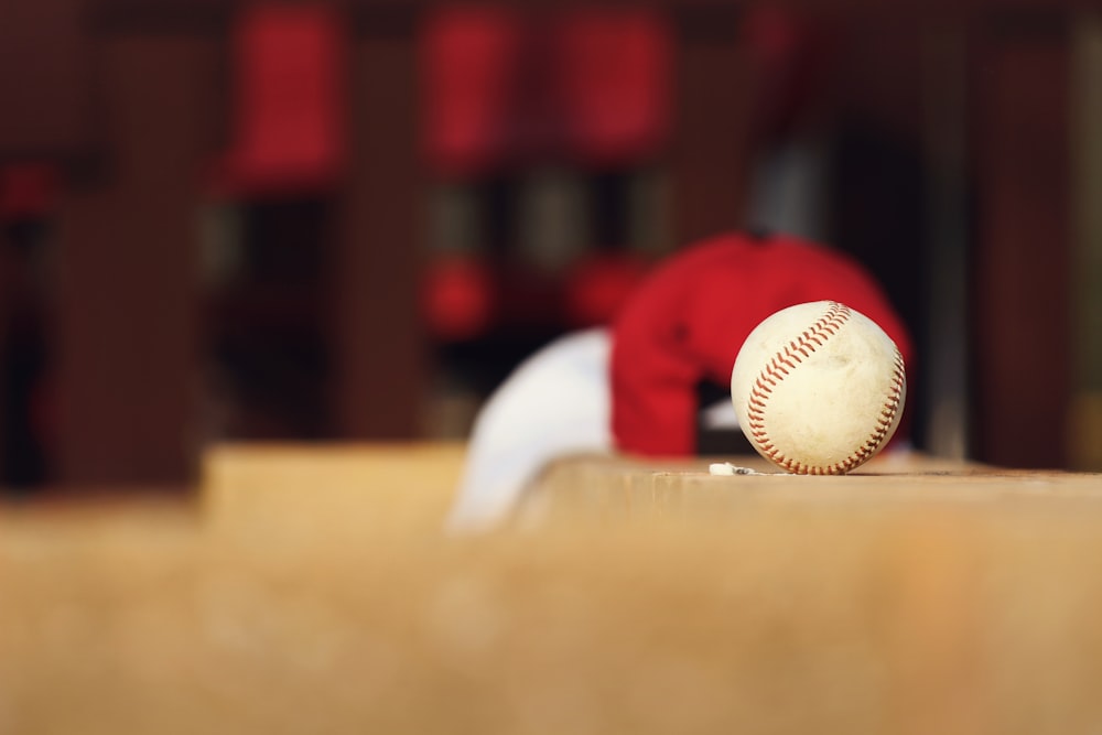 Foto mit flachem Fokus von weißem Baseball