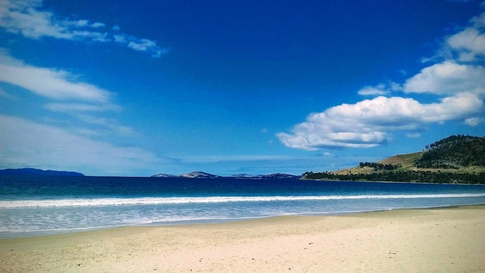 Playa bajo el cielo azul