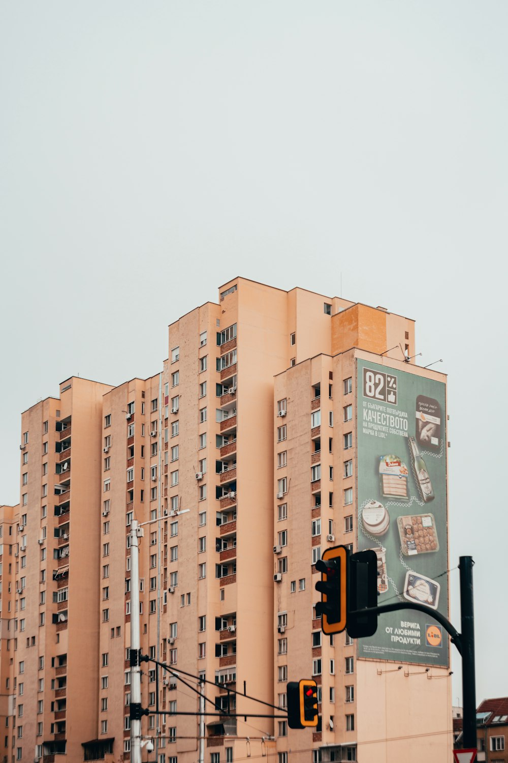 edificio in cemento beige durante il giorno