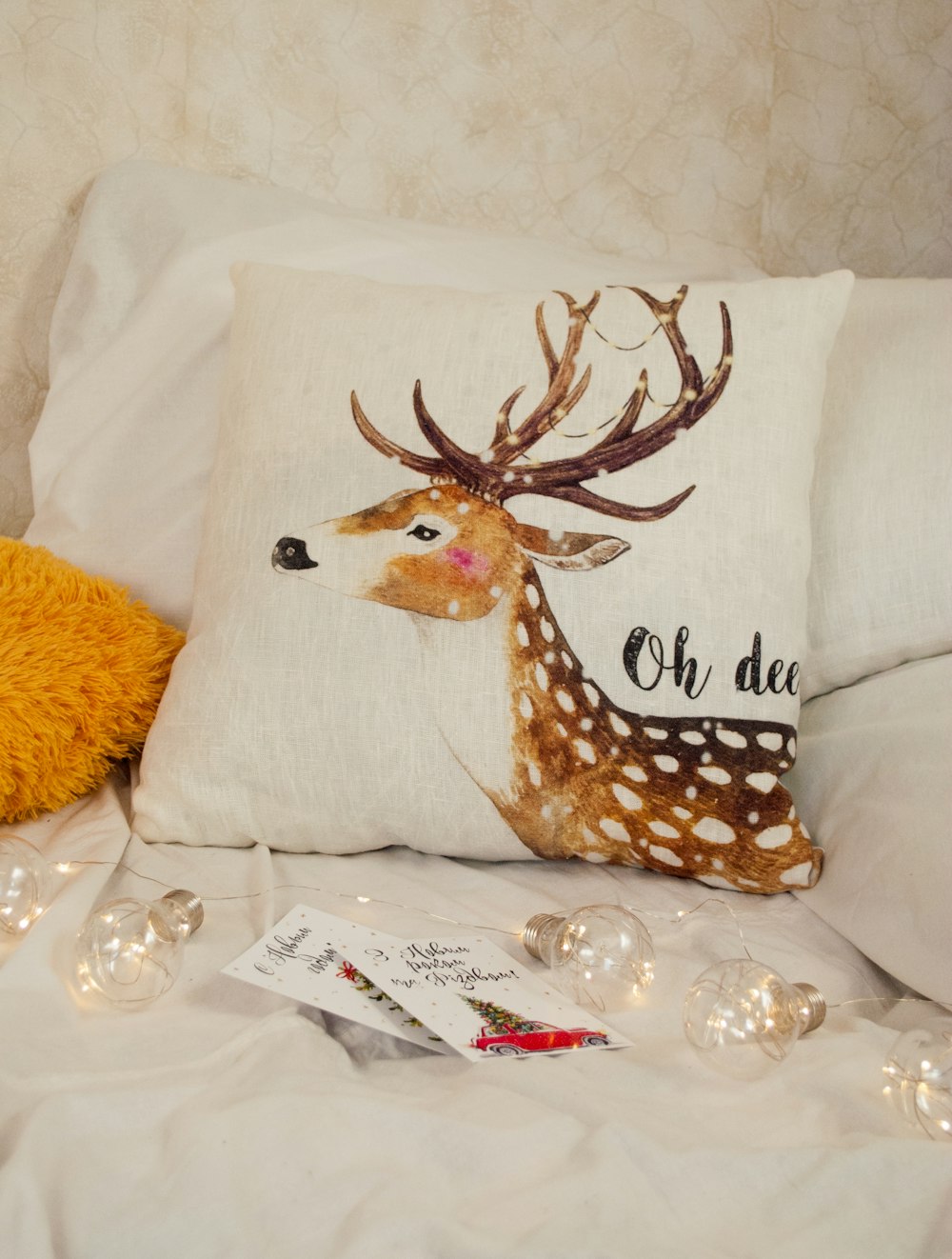 茶色と白の鹿のプリントスロー枕