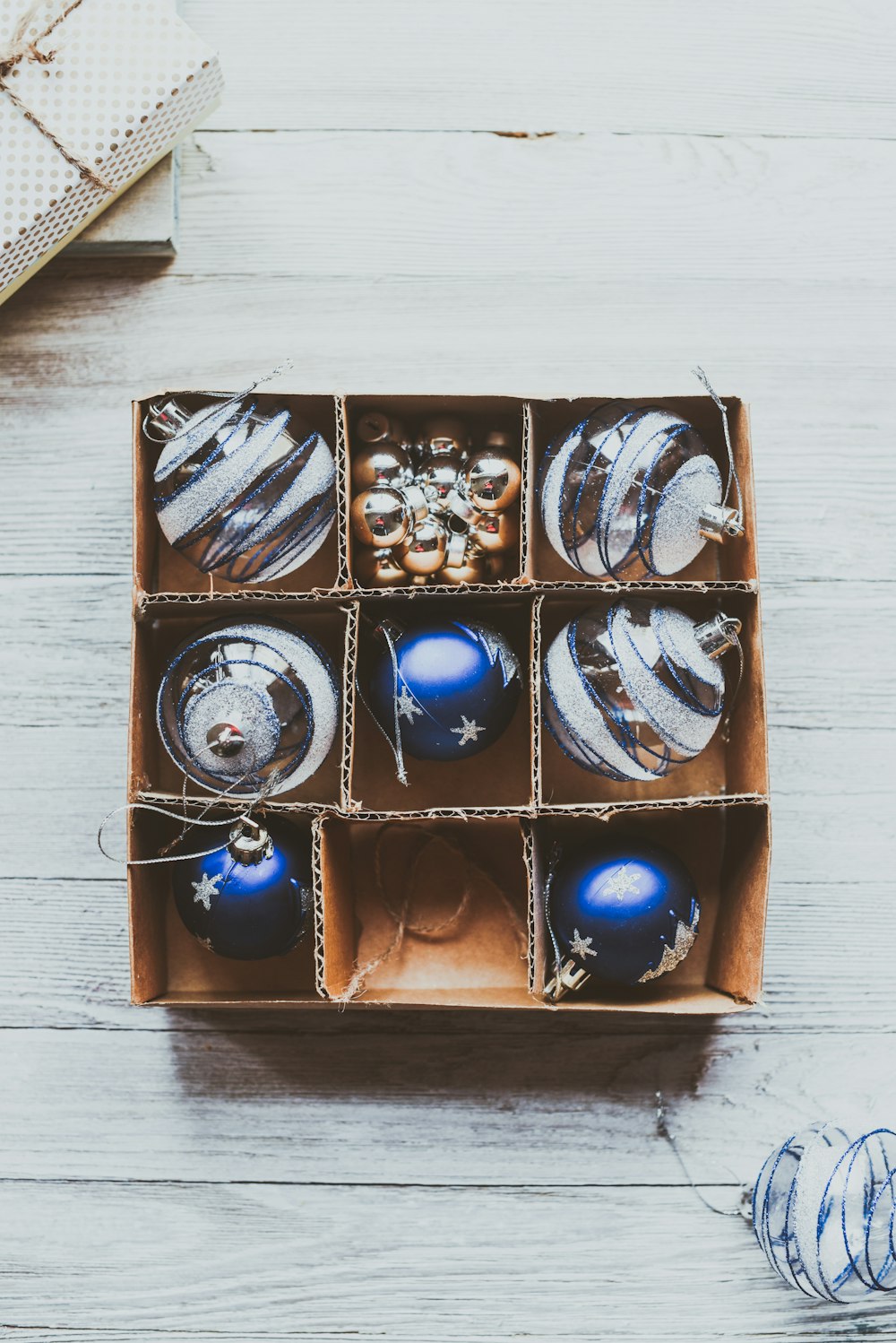 boîte de boules de boule de Noël sur surface blanche