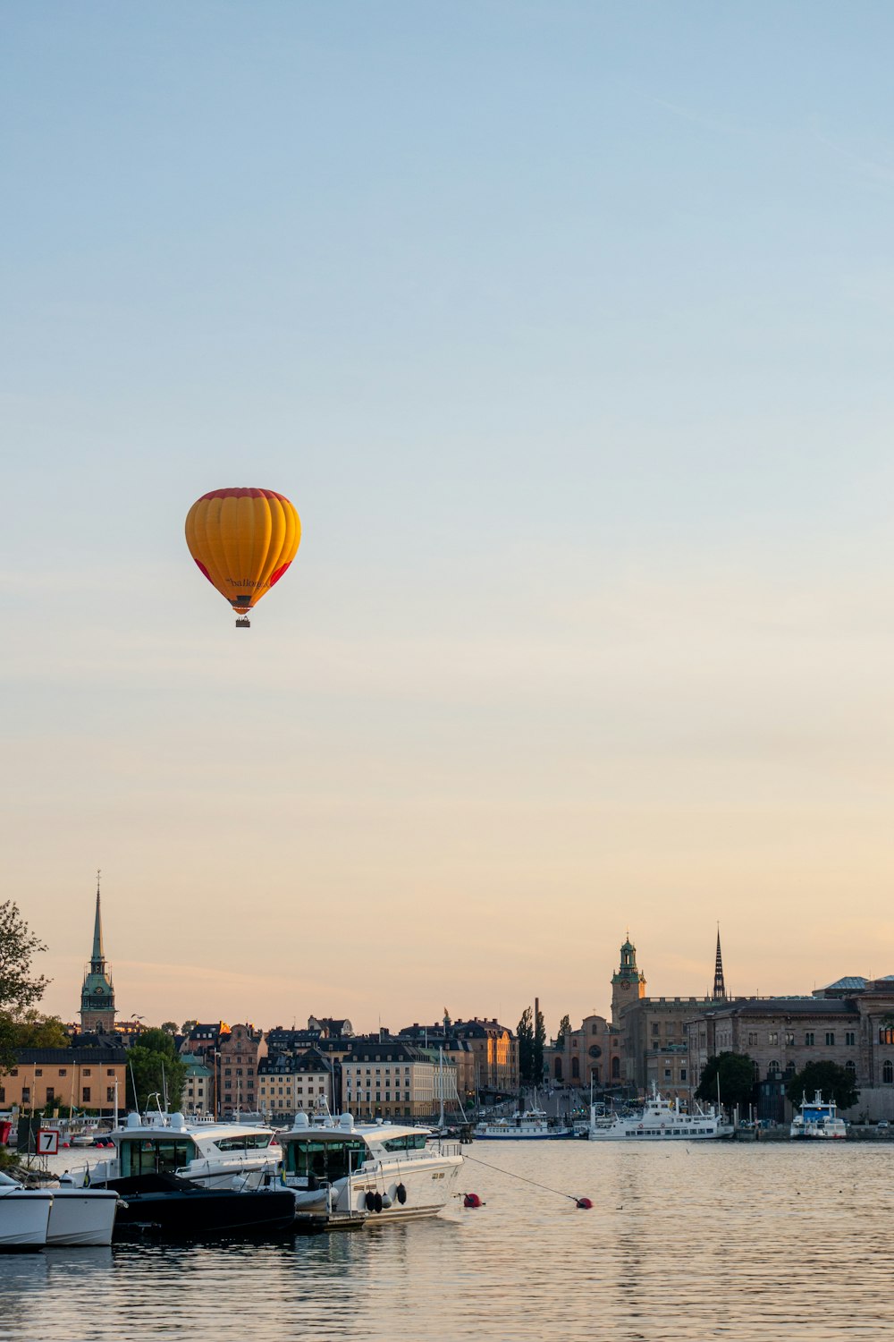 globo de aire caliente sobre la ciudad