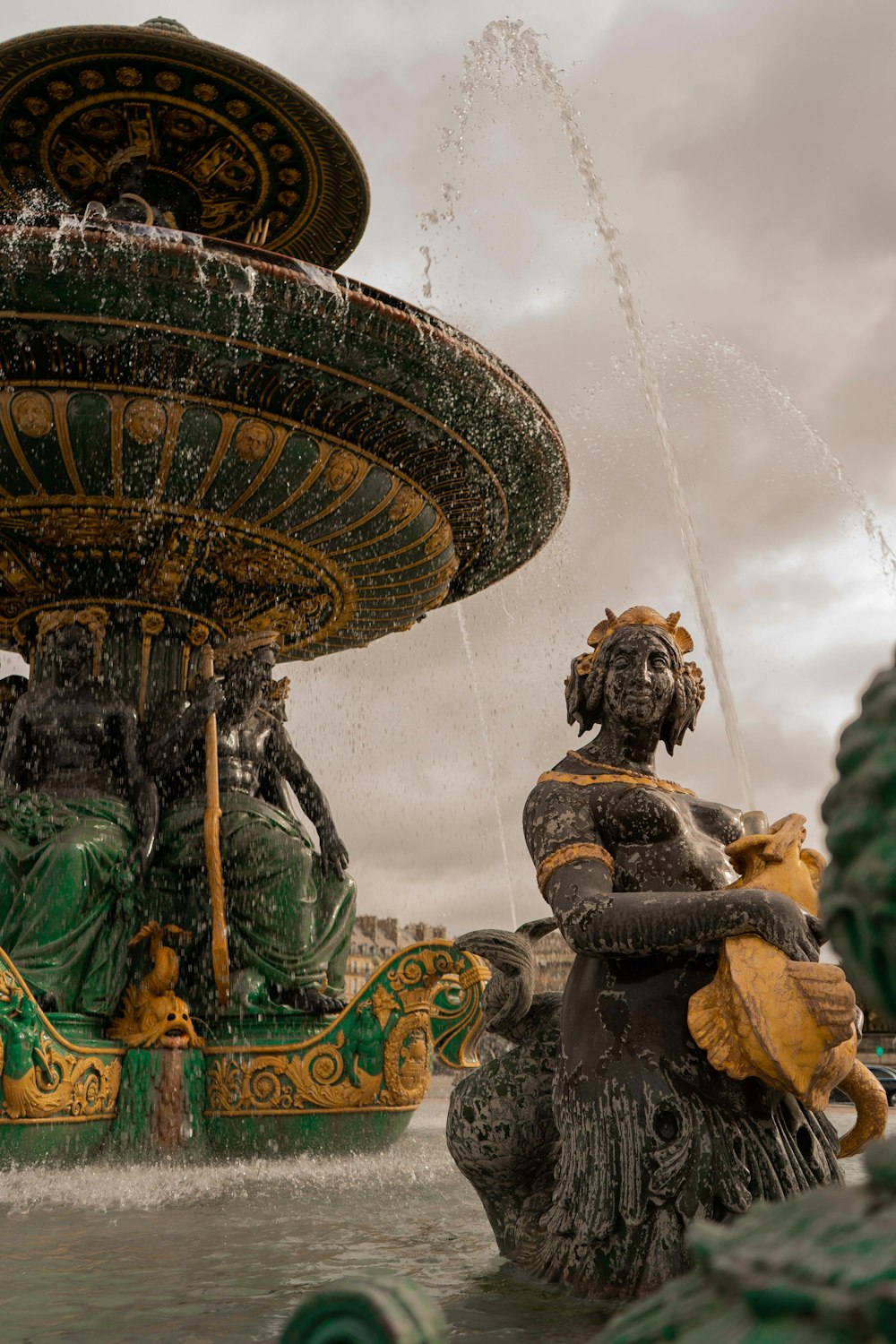 close-up photography of fountain during daytime