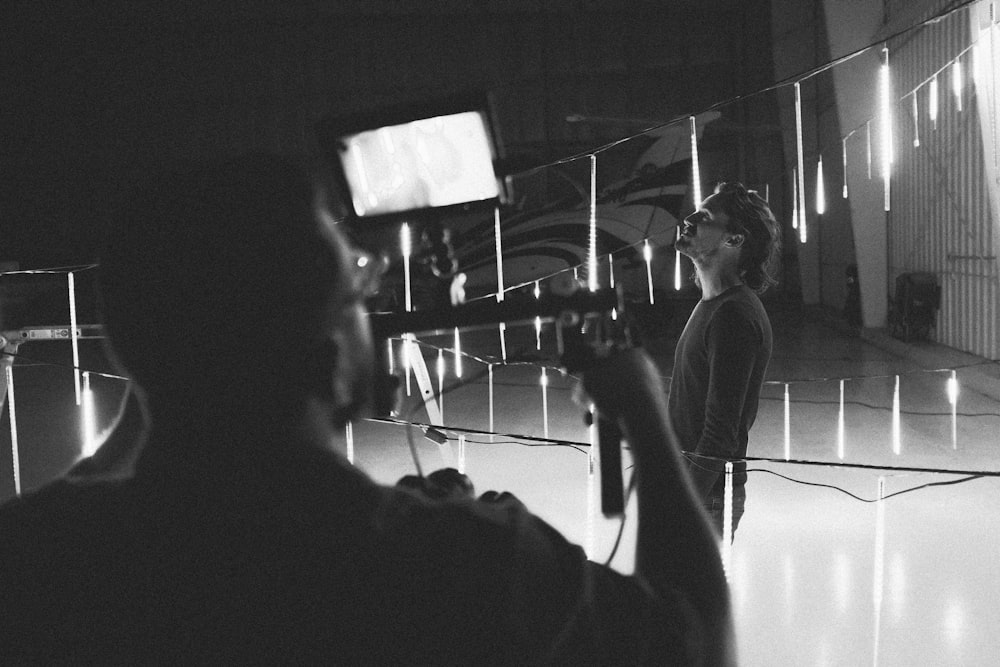 une photo en noir et blanc d’un homme tenant un appareil photo