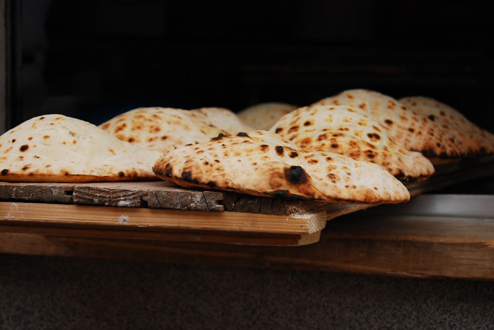 vassoio di cibo su piano di legno