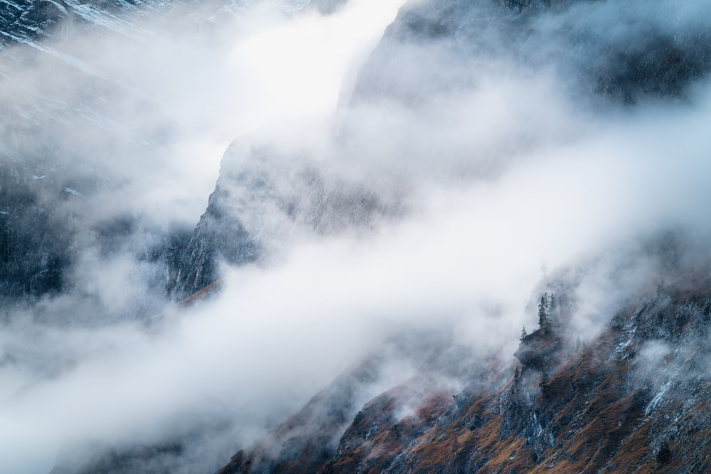 montaña rodeada de nieblas