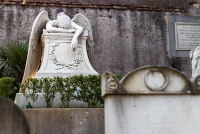Angel statue grave