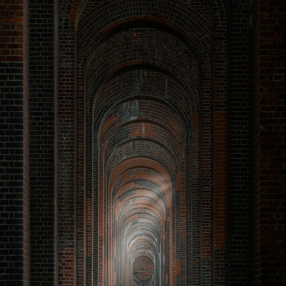 Un túnel largo con un banco en el medio