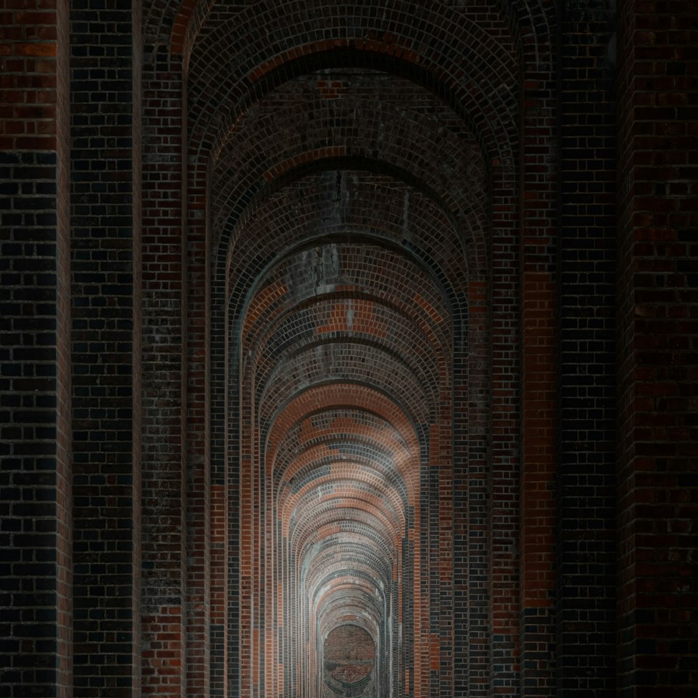 un long tunnel avec un banc au milieu