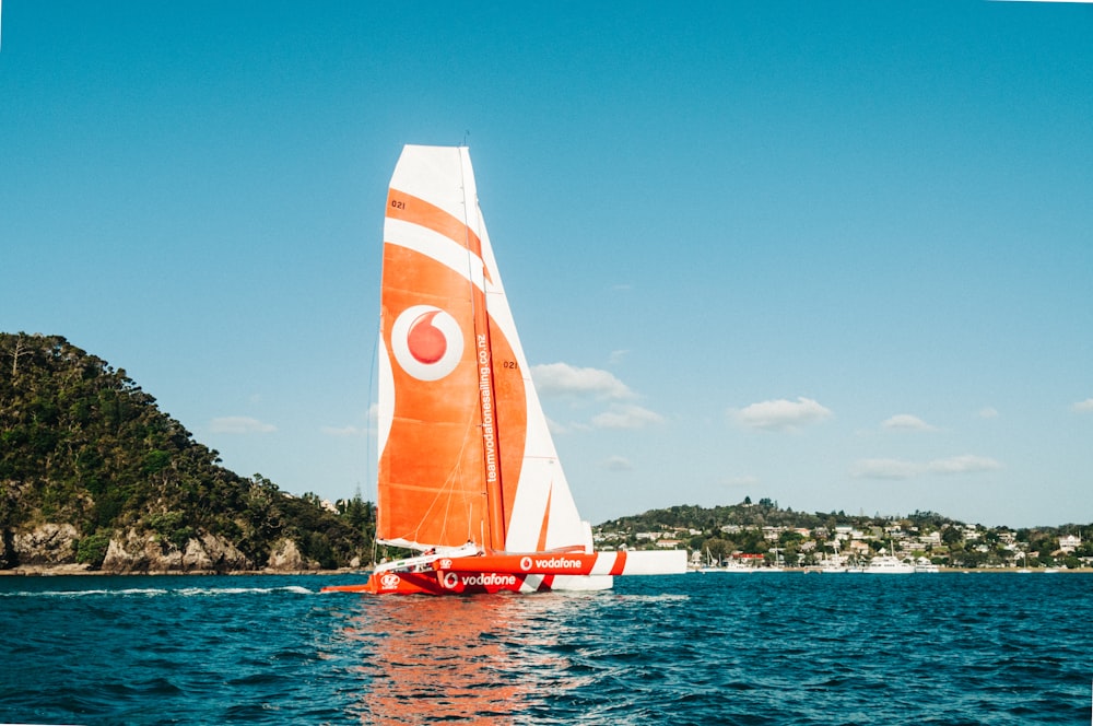 Barco naranja y blanco durante el día