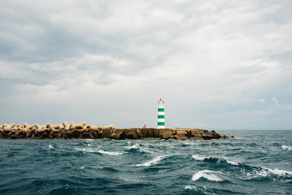 Leuchtturm am welligen Ozean während des Tages
