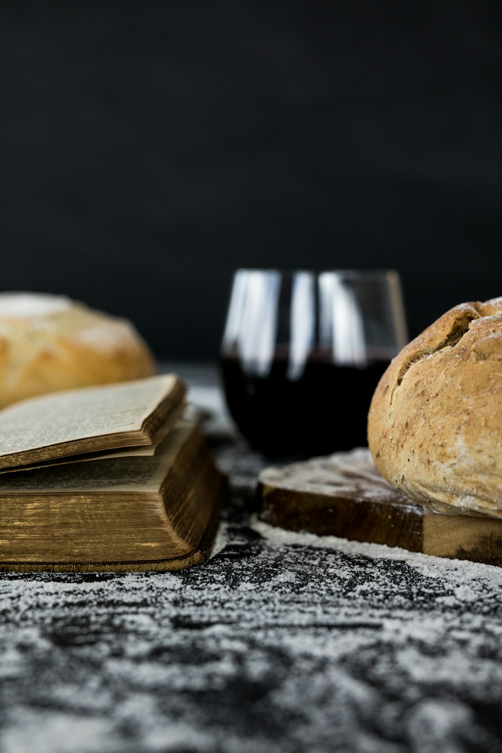 una mesa cubierta con pan y un libro