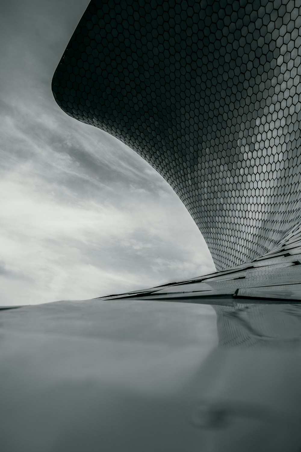 a black and white photo of a building