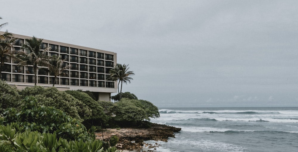 Olas marinas cerca de edificios durante el día