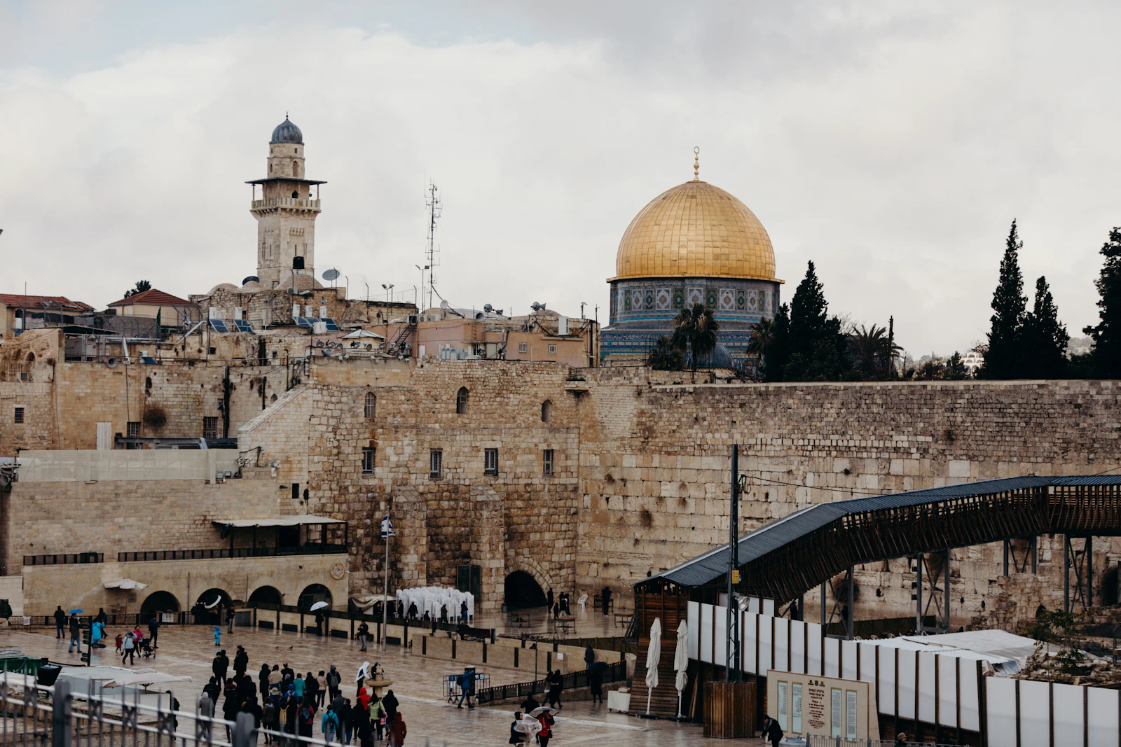 Fieles en oración frente al Muro Occidental (Kotel), Ciudad Vieja de Jerusalén