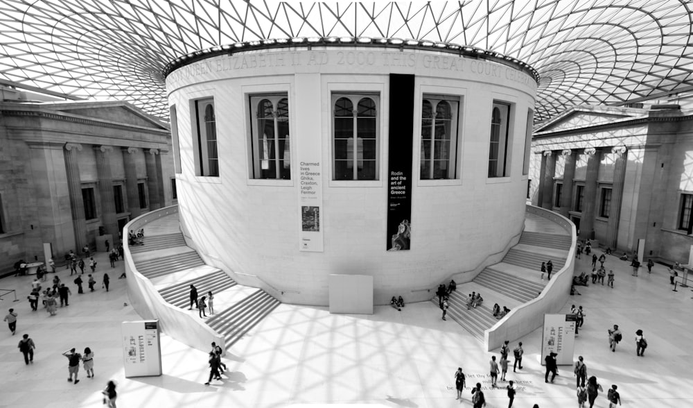 une photo en noir et blanc de personnes à l’intérieur d’un bâtiment