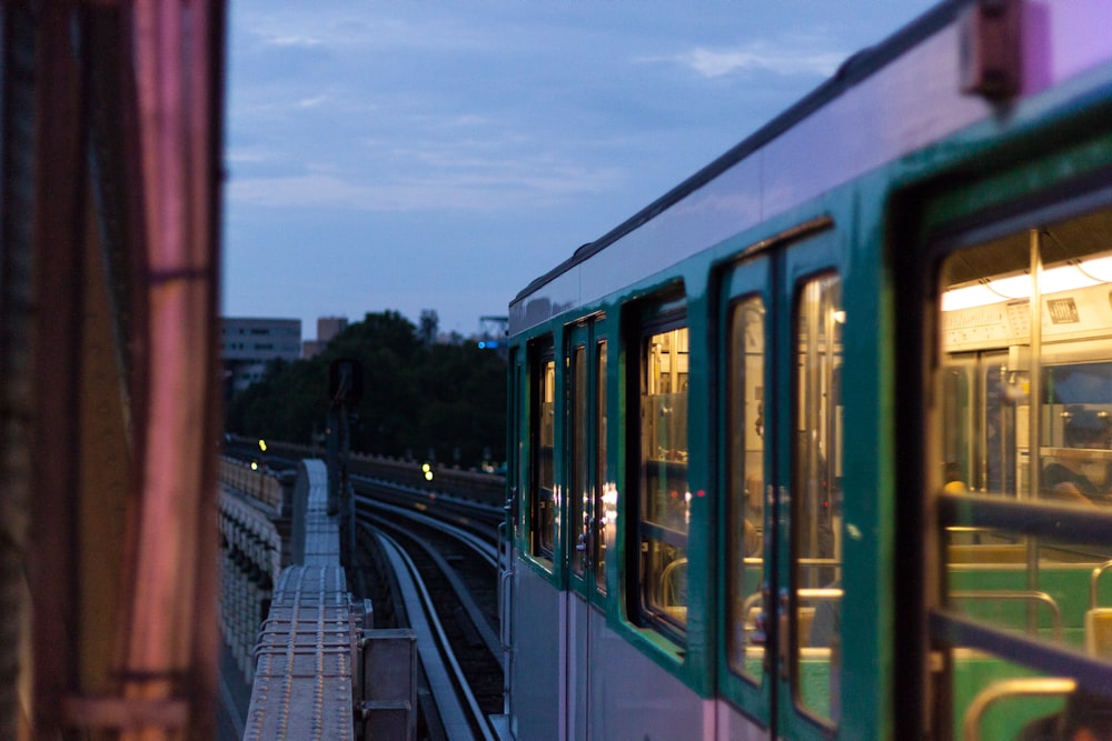 灰色と緑の列車