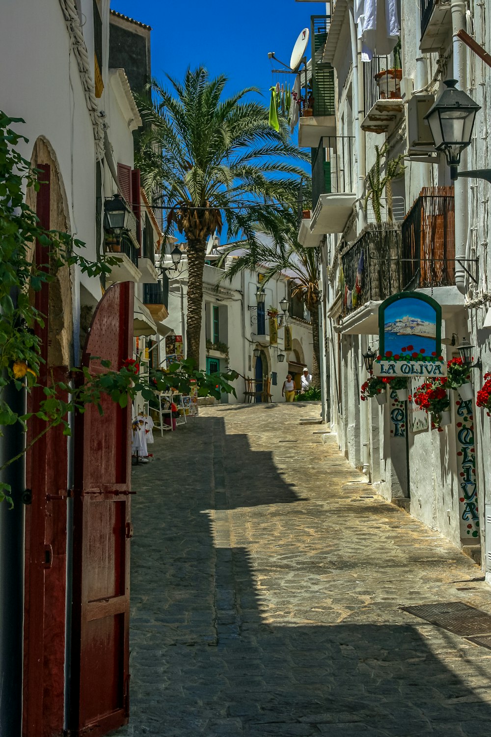 Carretera de hormigón entre edificios