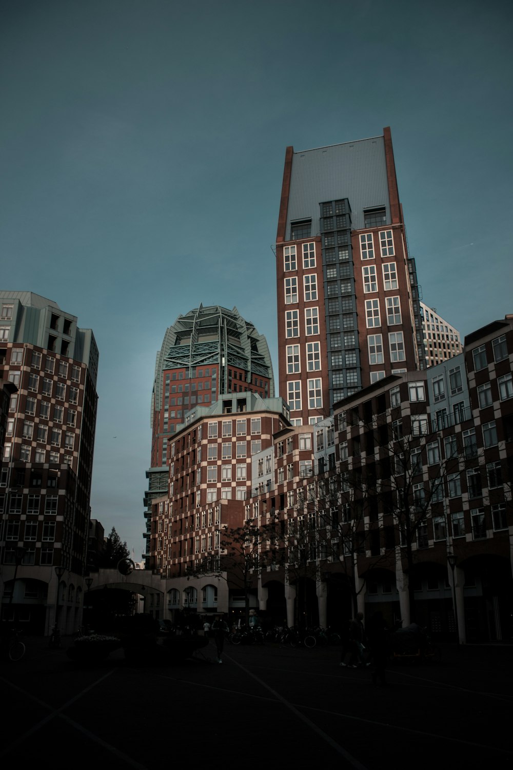 갈색과 회색 콘크리트 건물