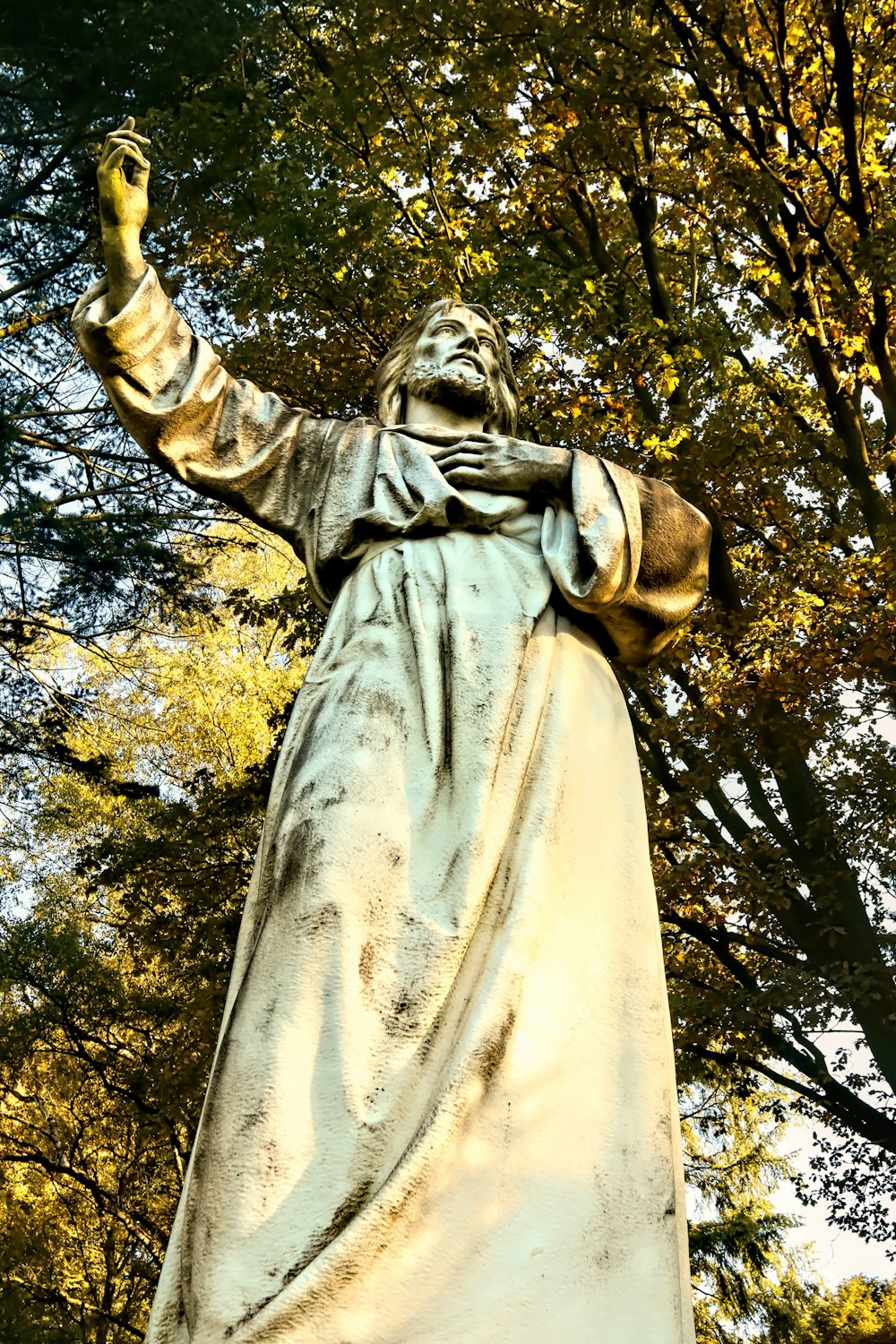 statua maschile in cemento durante il giorno