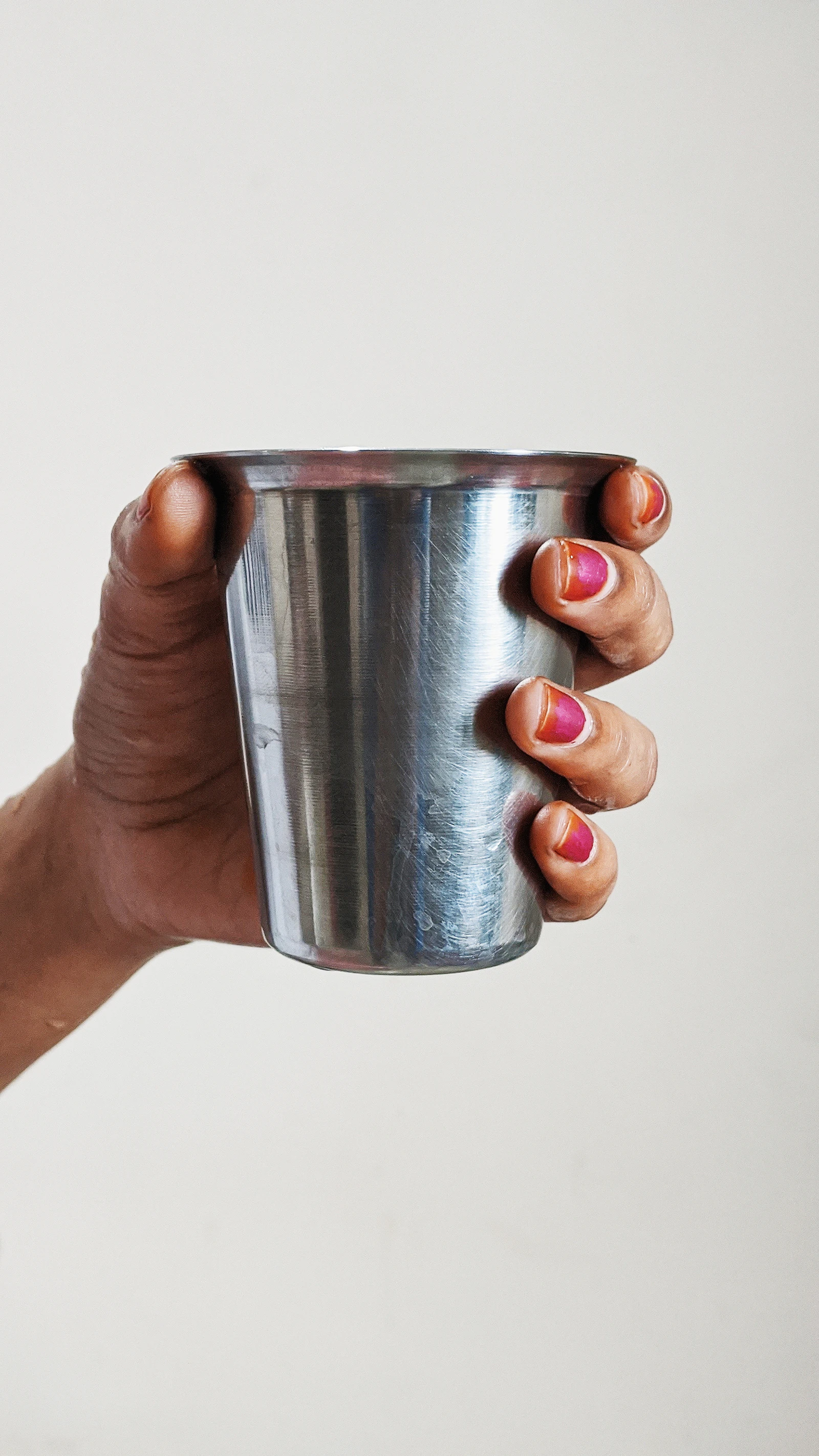Copo térmico de aço inox na mão