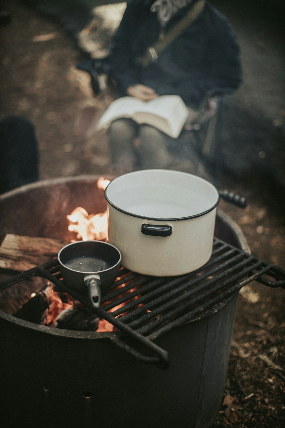 white cooking pot