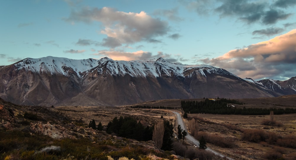 cresta montañosa cubierta de nieve