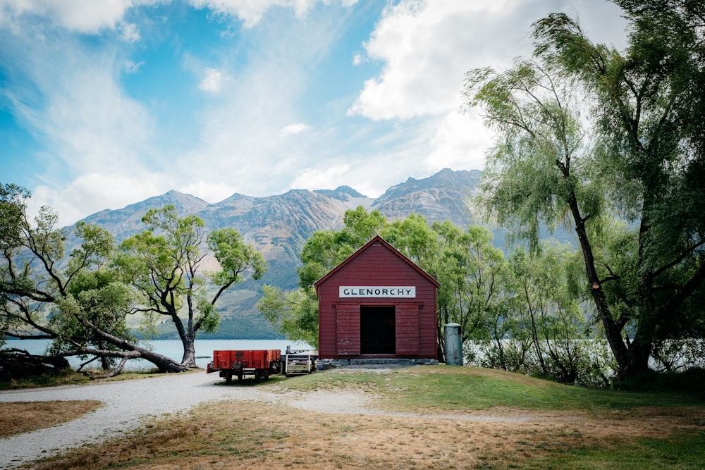 barn near green trees during daytime