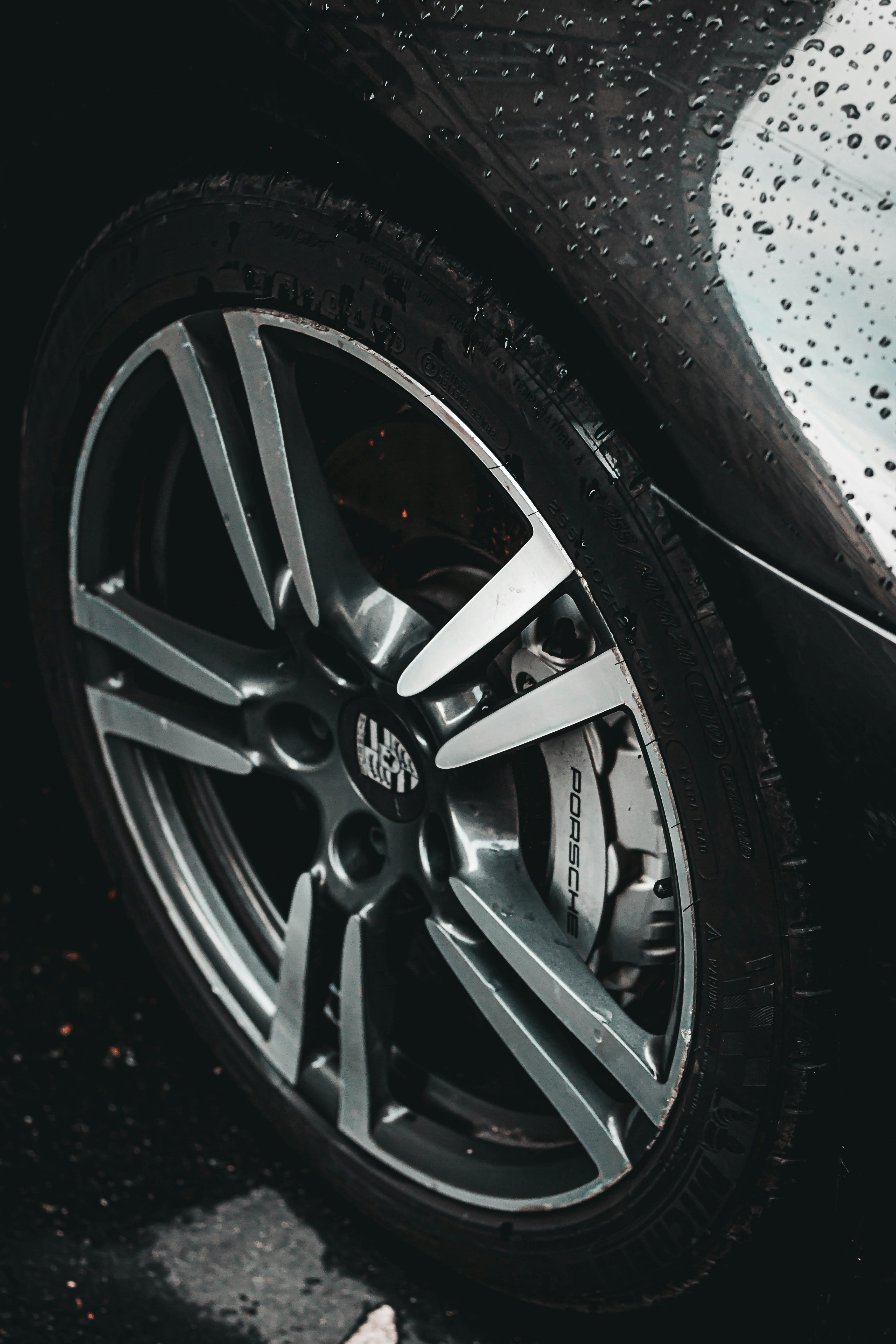 tire close-up, rim design, car wheels, high-resolution wallpaper  , ilustrasi artikel Stunning Tire and Rim Close-up Wallpapers for Your Mobile Device 1