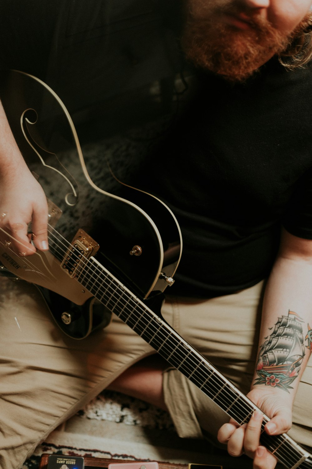 ギターを弾く男の写真 Unsplashの無料写真