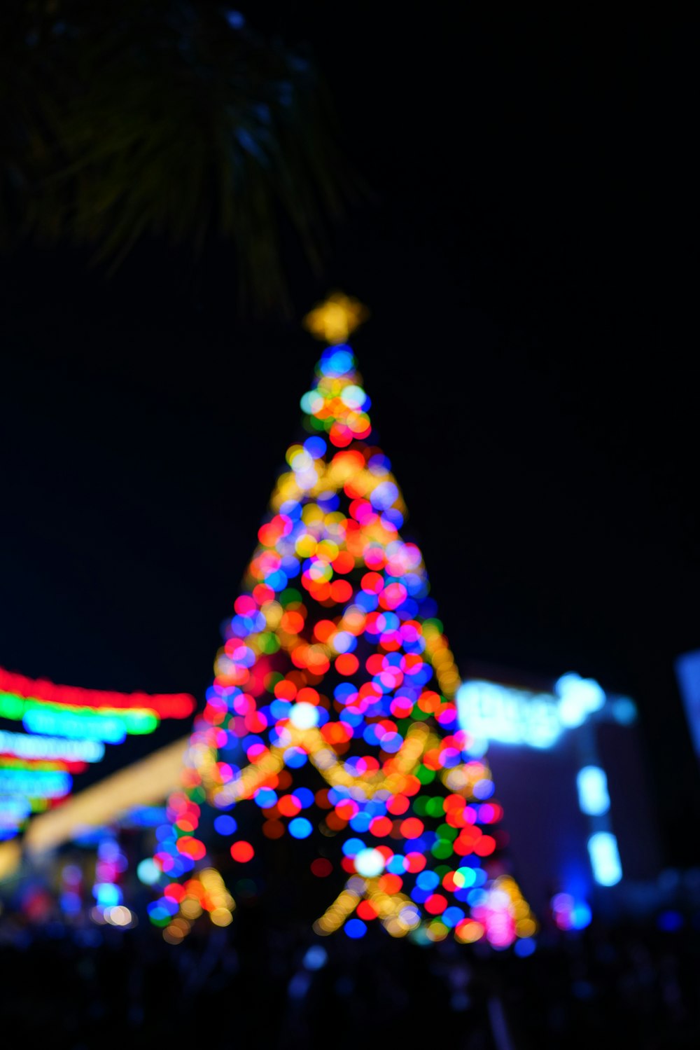 ストリングライトとクリスマスツリーのボケ味写真