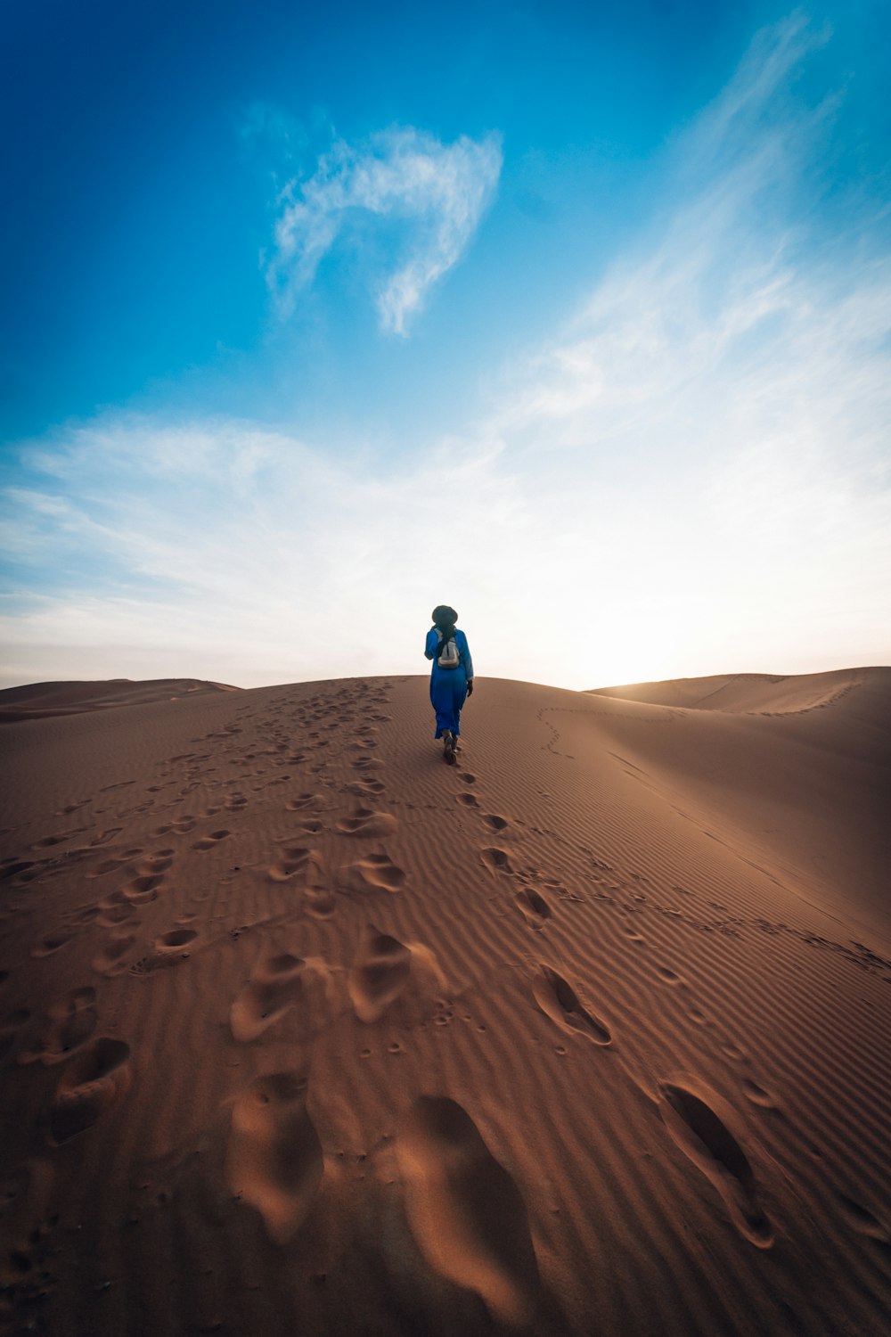 Mujer en el desierto de arena