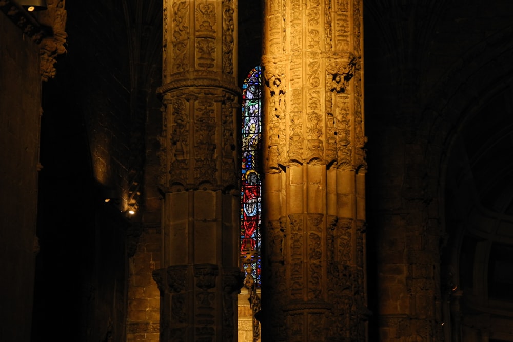 Una gran catedral con una vidriera