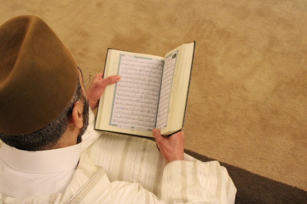 uomo che legge il Corano