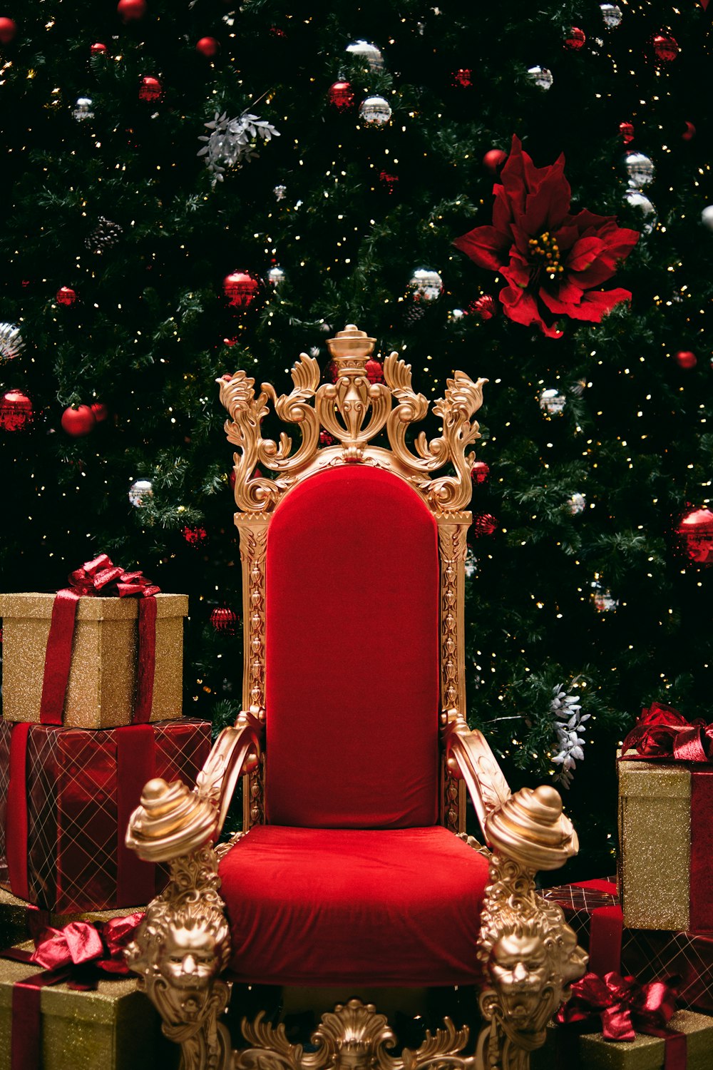 золотой и красный трон рядом с подарочными коробками