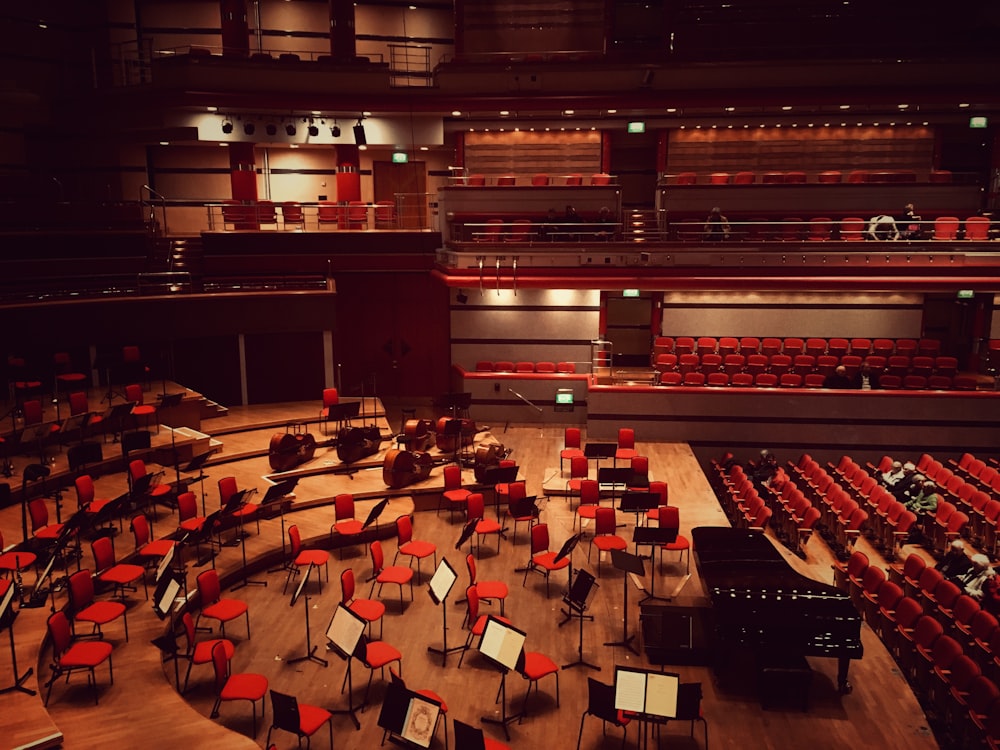 piano de cauda preto no suporte da ópera