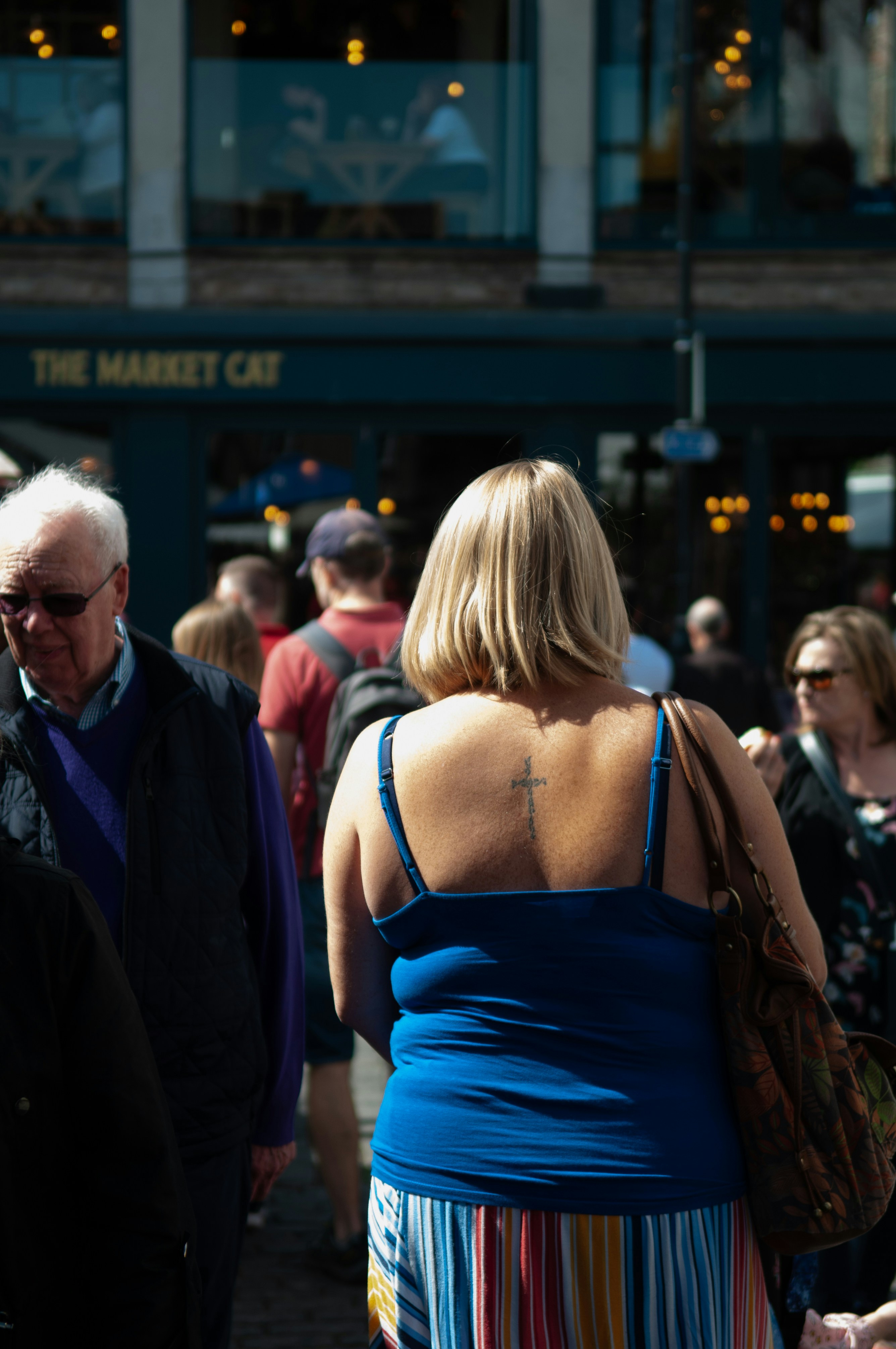 青いスパゲッティストラップトップの女性の浅い焦点の写真