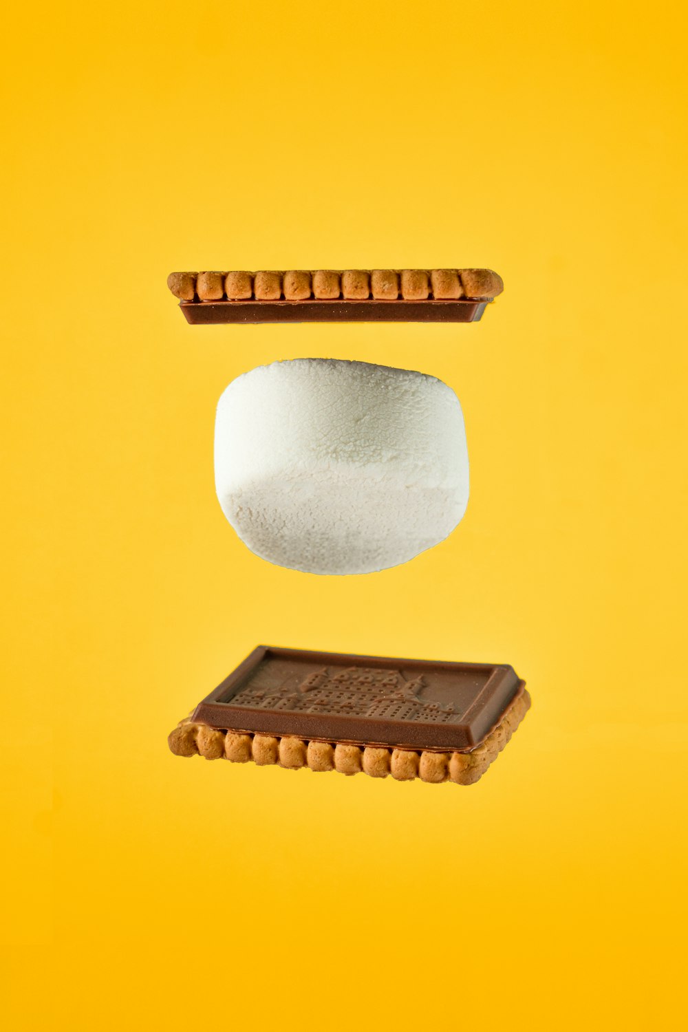 dois comprimidos e uma barra de chocolate em um fundo amarelo