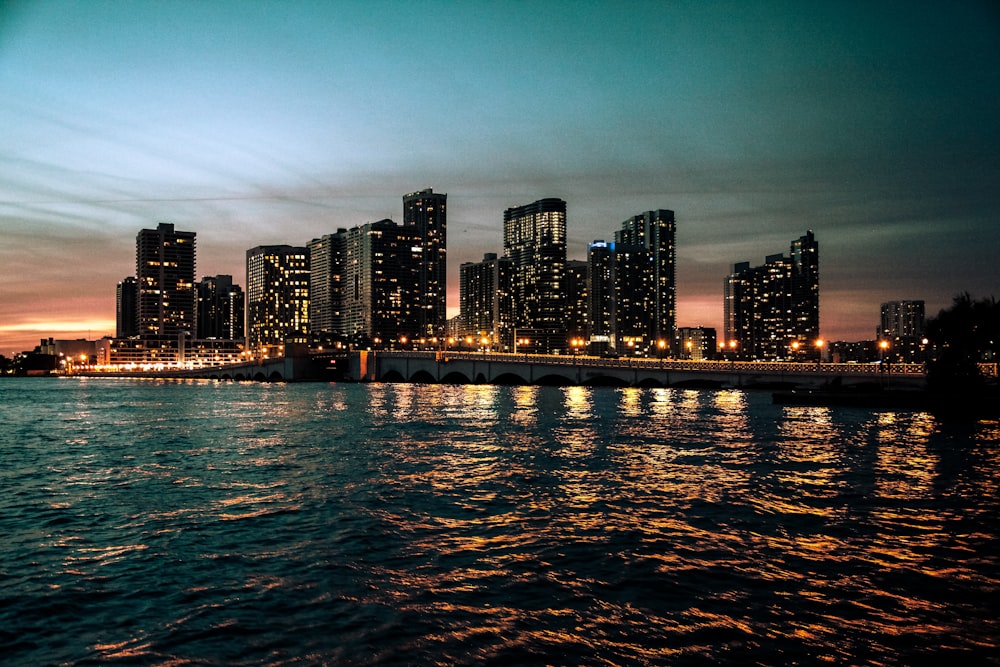 Edificios de luces de la ciudad por la noche