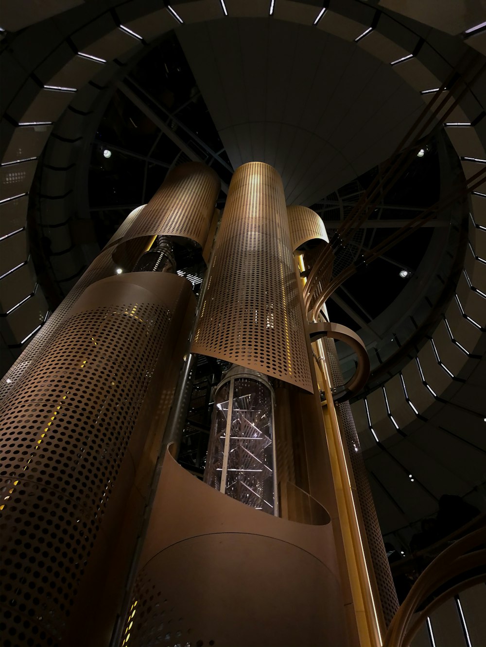 Fotografía de ángulo bajo del interior de la estructura marrón
