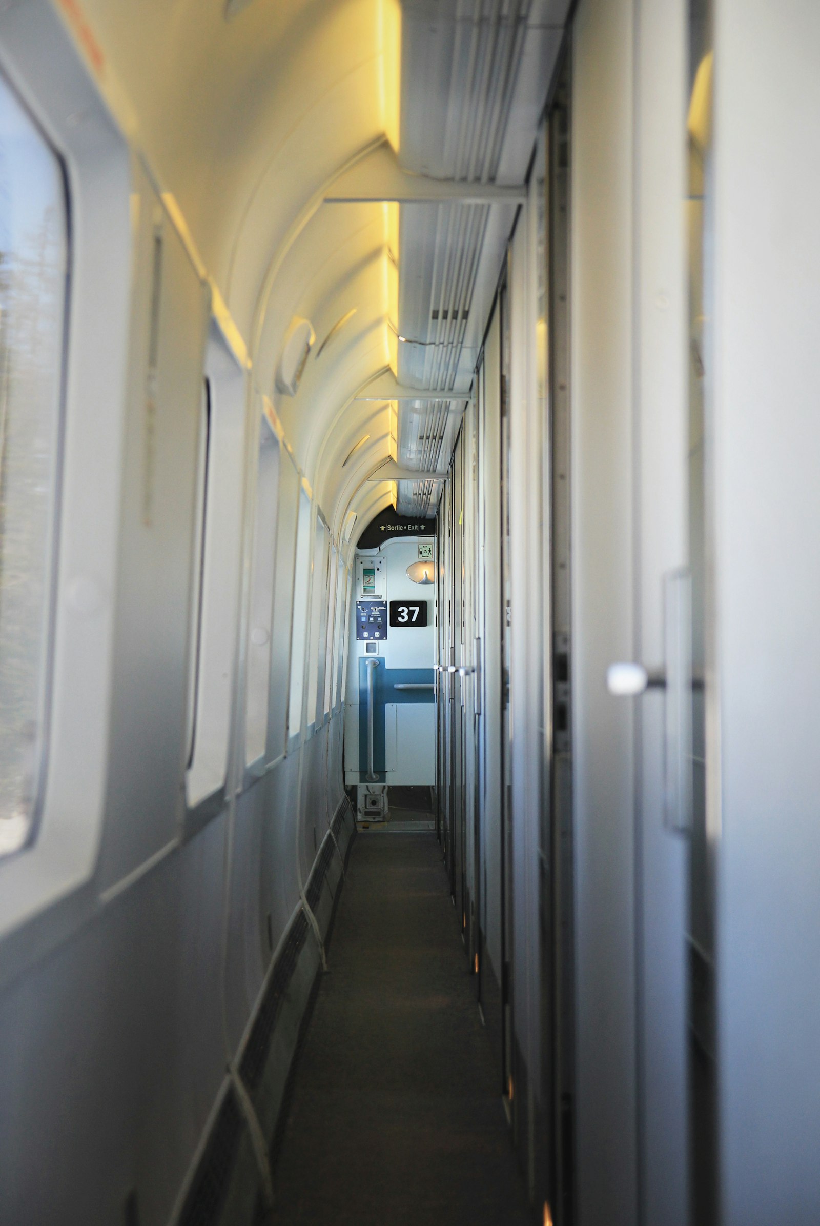 Canon EOS 600D (Rebel EOS T3i / EOS Kiss X5) + Canon EF-S 17-55mm F2.8 IS USM sample photo. Train hallway beside window photography
