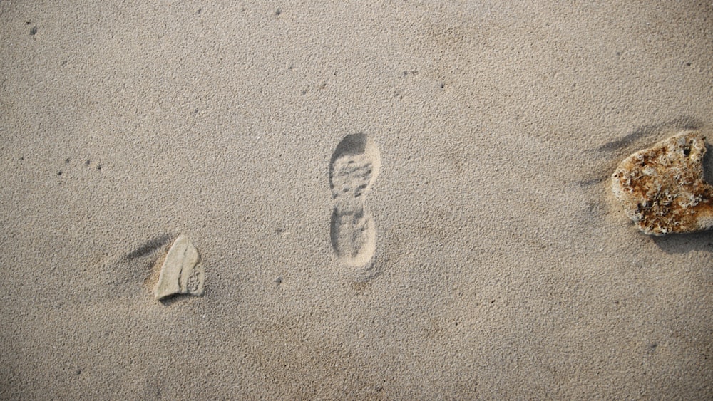 impressão de pé na areia