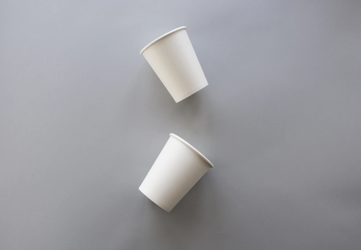 Deux gobelets en carton blancs servant de maquette de personnalisation