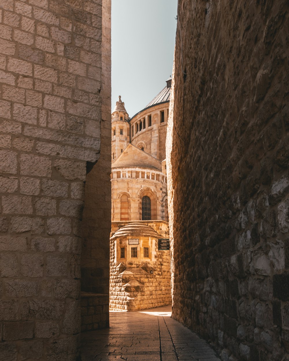 chemin entre les bâtiments en briques à travers le château