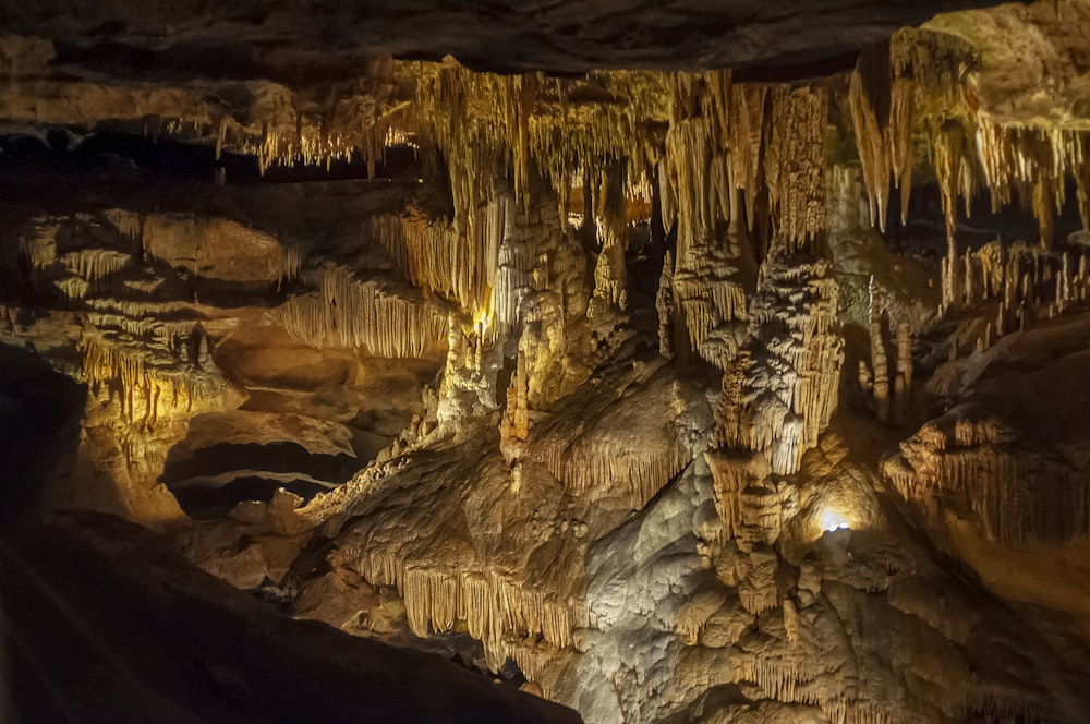 caverna marrom