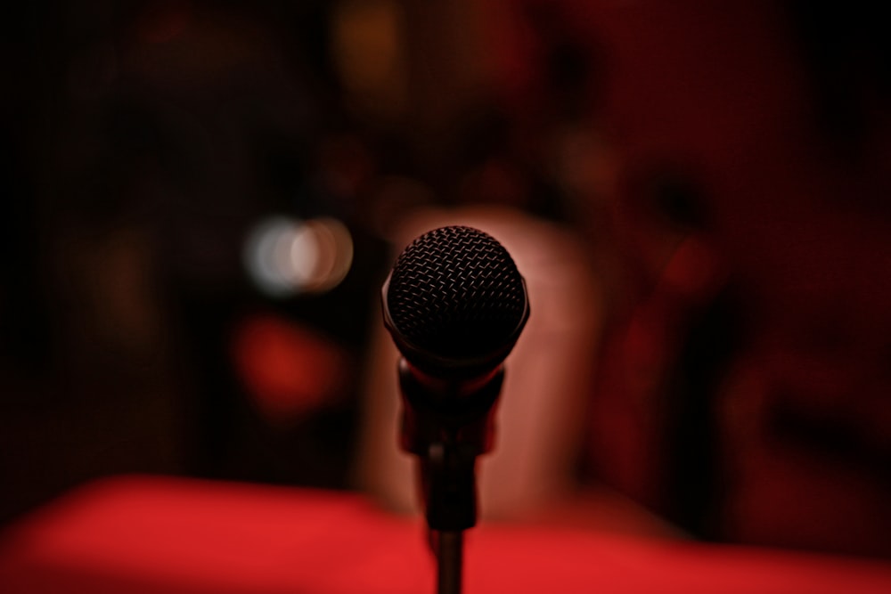 Photographie de mise au point sélective d’un microphone noir