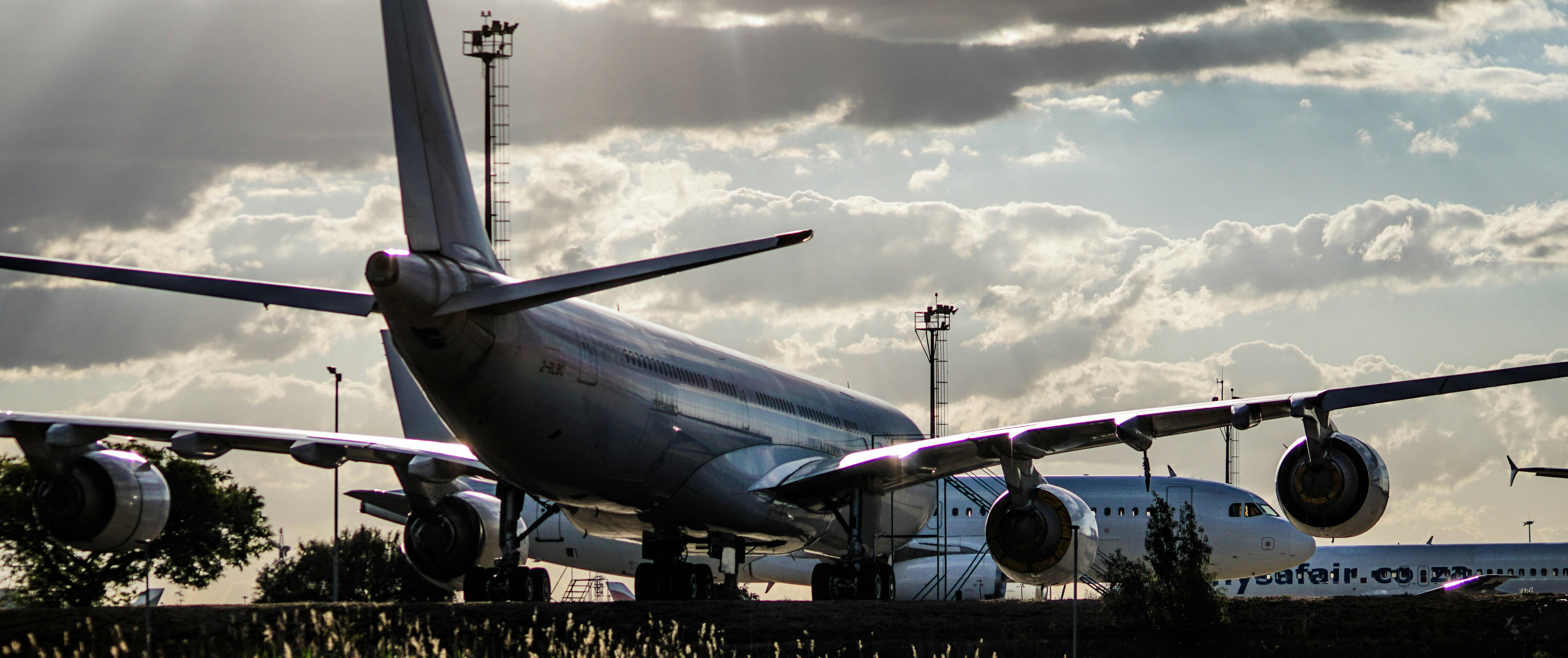 shallow focus photo of gray airplane