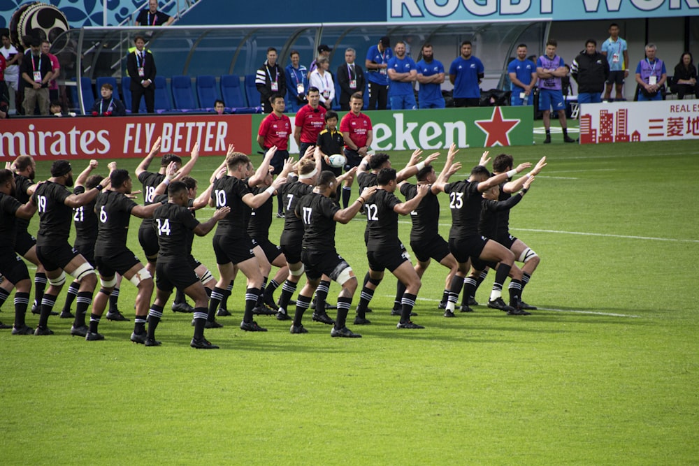 equipo de rugby bailando en el campo