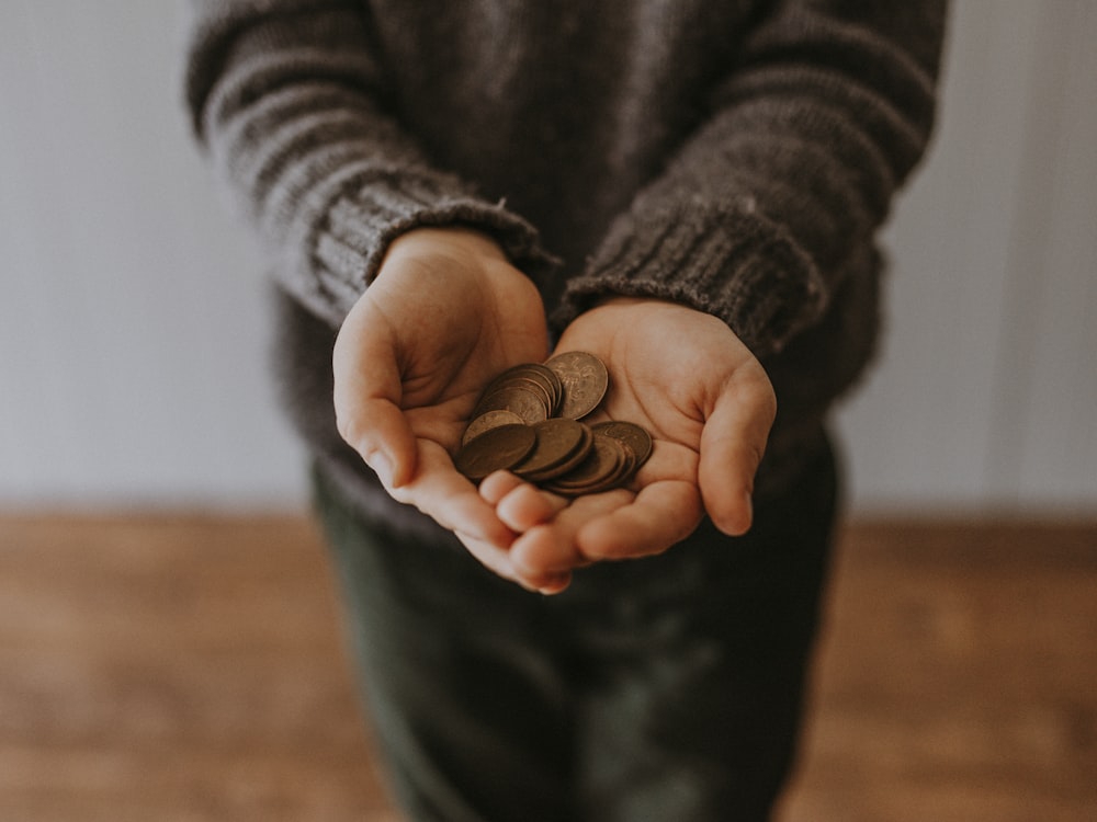 moedas de cor cobre nas mãos da pessoa