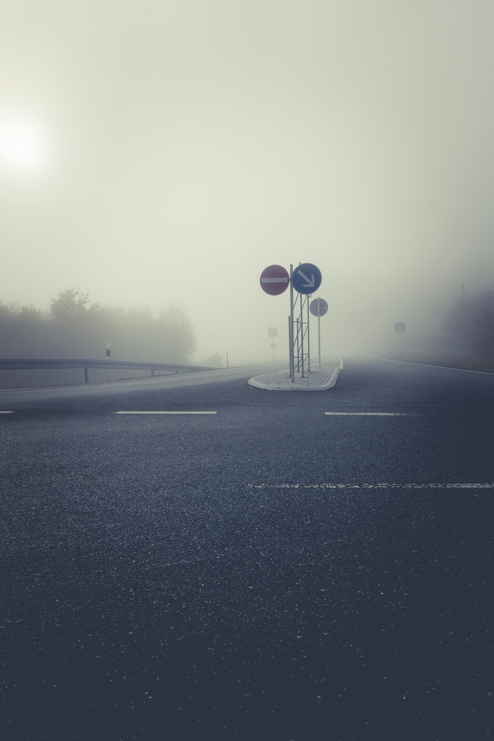 strada vuota coperta di nebbia